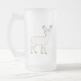 Jateado Cervos com a caneca de cerveja do vidro do