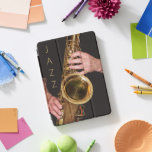 Jazzman Jogando Saxofone Dourado<br><div class="desc">Para o fã de música jazz! Proteja o seu iPad Apple com esta tendência, cobrir magnético que mostra a imagem de um jazzman a tocar a sua buzina de saxofone, cor dourada e vestida pelo tempo, juntamente com a palavra "JAZZ" impressa em letras maiúsculas douradas. Selecione capa de ipad para...</div>