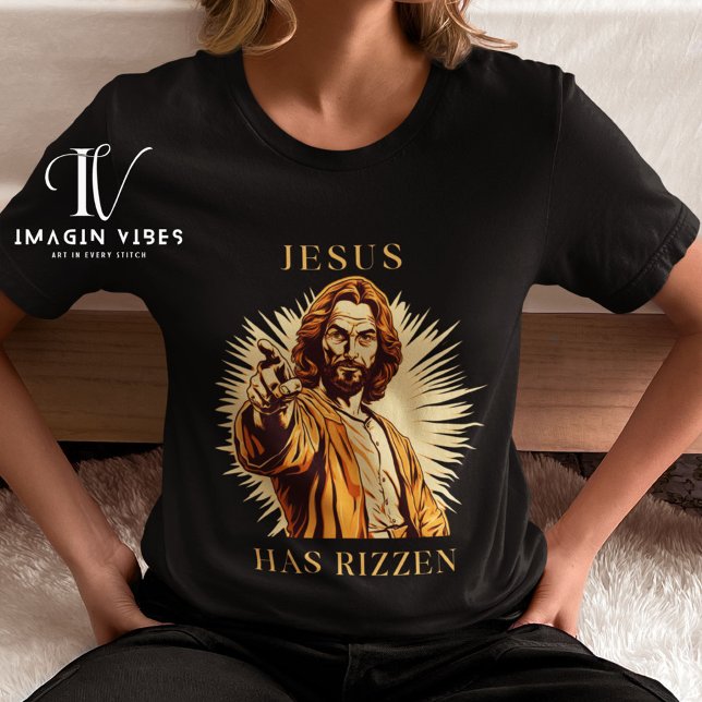 Jesus Tem Camisa Rizzen - Apontando Jesus T-Shir (Elevate your religious attire with our Jesus Has Risen shirt. This pointing out Jesus t-shirt is per)