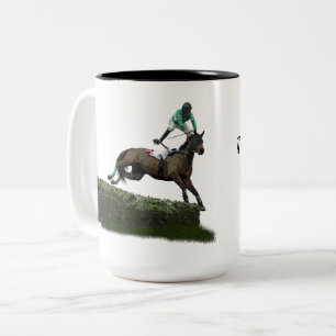 Jockey Com Cavalo Pulsando Na Caneca De Café Verde