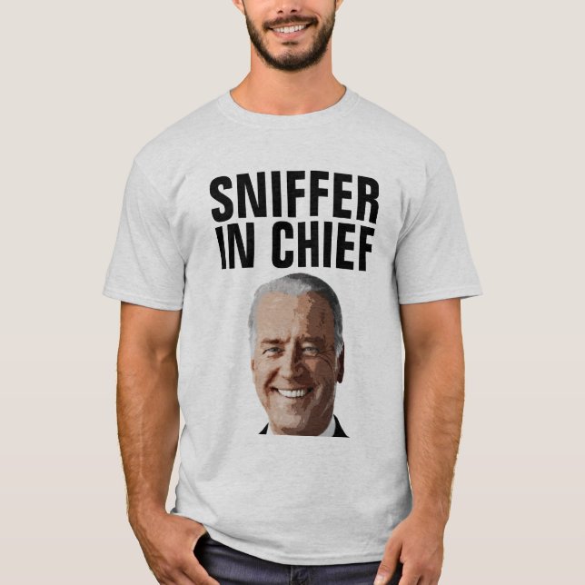 JOE BIDEN SNIFFER EM CAMISETAS DE T-SHIRTS DE CHEF (Frente)