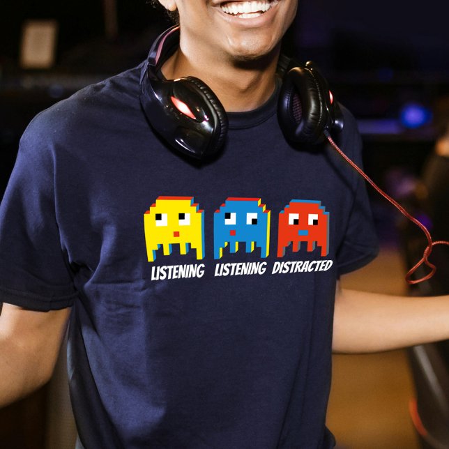 Jogadores ouvindo camiseta masculina distraída (Criador carregado)