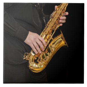 Jogadores saxofônicos jogando jazz saxofonista