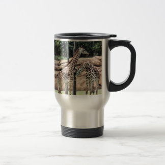 Jogando a caneca de viagem dos SS dos girafas