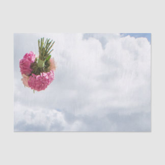 Jogando o lenço de papel do buquê