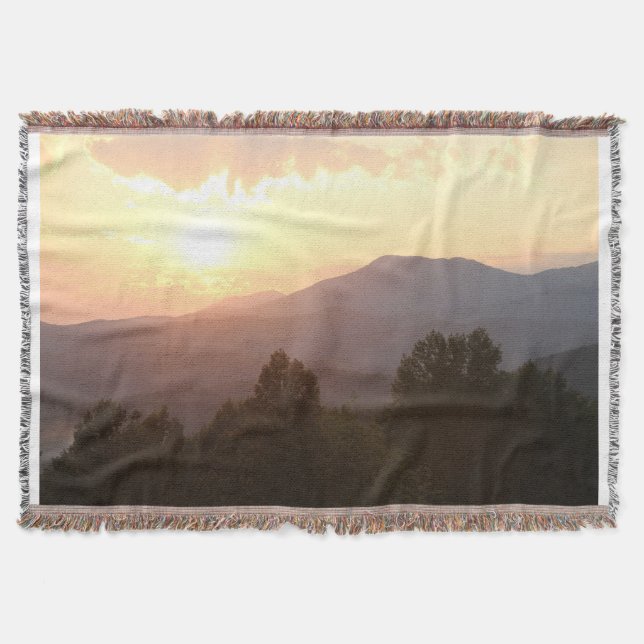 Jogue cobertor com o nascer do sol nas montanhas! (Frente)