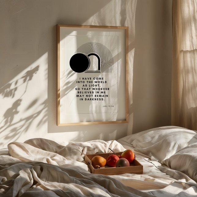 John 12 46 Eu sou o Impressão leve (Minimalist Psalm John 12:46 wall art in a neutral modern room with wooden furniture and soft light.)