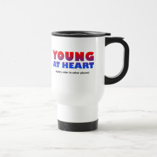 Jovens na caneca de viagem do coração