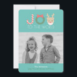 JOY Funny Reindeer Mask Blue Cartões de foto de Na<br><div class="desc">Esta engraçada "alegria ao mundo" natal/cartão com fotos de Natal apresenta uma palavra "alegria" com uma cana doce, uma coroa verde com fita, e uma rena vermelha com uma máscara sobre um fundo branco azul-turquesa. O verso apresenta um fundo azul turquesa com padrões brancos de neve. Personalize-o para as suas...</div>