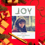 "Joy" Holly Ramifica Cartão de Natal<br><div class="desc">Simples mas impressionante,  esses cartões de Natal com "Joy",  galhos de "Joy",  serão perfeitos para enviá-los para sua família e amigos nesta temporada de festas. O design é fácil de personalizar para torná-los exclusivos para você e sua família.</div>