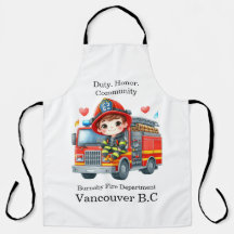 Joyful jovem bombeiro no caminhão vermelho