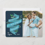 Joyous Tidings | Cartão com fotos de Hanukkah<br><div class="desc">O cartão com fotos de Chanucá ilustrado de forma elegante apresenta sua foto favorita alinhada à direita, com "que amor e luz possam encher seu coração em Chanucá" em tipografia manuscrita em uma fita azul de aquarela, destacada com folhas verdes e bagas brancas. Personalize com seus nomes e o ano....</div>