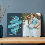 Joyous Tidings | Cartão com fotos de Hanukkah<br><div class="desc">O cartão com fotos de Chanucá ilustrado de forma elegante apresenta sua foto favorita alinhada à direita, com "que amor e luz possam encher seu coração em Chanucá" em tipografia manuscrita em uma fita azul de aquarela, destacada com folhas verdes e bagas brancas. Personalize com seus nomes e o ano....</div>