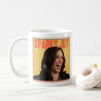 Kamala Harris joga caneca de Joy