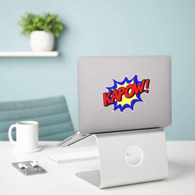 Kapow! Explosão do adesivo em quadrinhos retrô (Laptop na mesa)