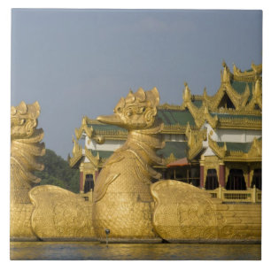 Karaweik Hall é um marco de Yangon, localizando