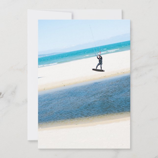 Kitesurfer aumenta o ar (Frente)