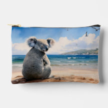 Koala em uma praia arenosa