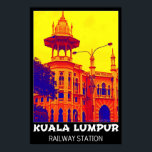 Kuala Lumpur Estação Ferroviária Pop Art Poster<br><div class="desc">A antiga estação ferroviária de Kuala Lumpur é um dos marcos históricos mais famosos da Malásia. Foi construído em 1910 no estilo arquitetônico Anglo-Mughal e desenhado por AB Hubback. Você pode encontrar detalhes no meu site: http://www.malaysia-traveler.com/kl-railway-station.html Meu poster incorpora as influências de pop-arte e viagens vintage para uma aparência verdadeiramente...</div>