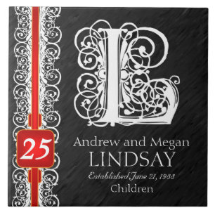 L monograma "laço branco" no azulejo preto do