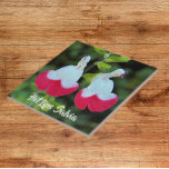 Lábios Vermelhos e Brancos Salvia Floral<br><div class="desc">Azulejo cerâmico que apresenta uma foto das flores pequenas,  vermelhas e brancas de Salvia,  Lábios Quentes,  também conhecida como Littleleaf Sage. Um design floral adorável! Selecione o tamanho do seu azulejo. Faz uma trivet de cozinha excelente!</div>