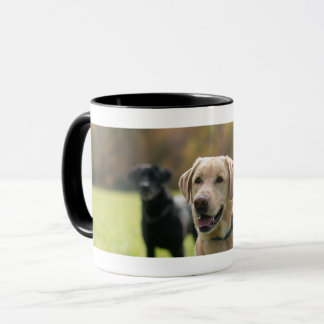Labrador amarelo e preto Preto-Segurou a caneca de