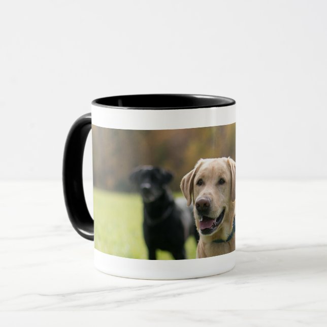 Labrador amarelo e preto Preto-Segurou a caneca de (Frente Esquerda)