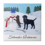 Labrador Christmas com a pintura Snowman<br><div class="desc">Quadro Whimsical Labrador Retriever pintado por Naomi Ochiai, do Japão. Bom para amantes de cães que amam cães Labrador Retriever. Labrador Amarelo e Labrador de Chocolate e Labrador Negro são todos pintados na foto. Três cães Labrador estão brincando com seu boneco de neve no campo de neve branco. Típica cena...</div>