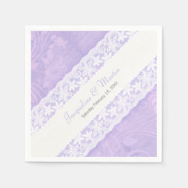 Lace branco casado em guardanapos de papel púrpura