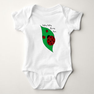 Ladybug voa para longe da camisa de casa