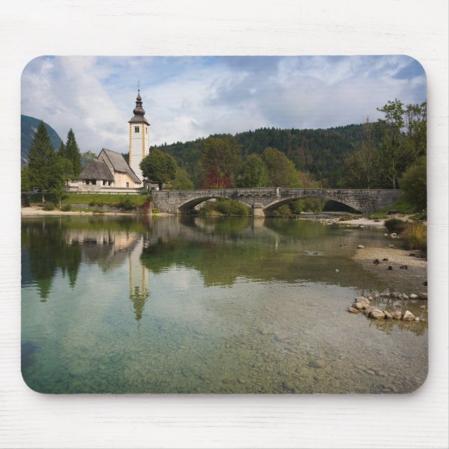 Lago Bohinj com a igreja no mousepad de Slovenia (Frente)