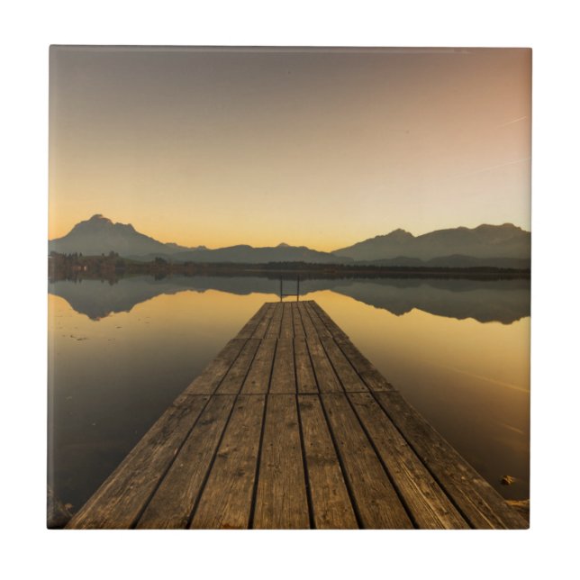 Lago Hopfen com um molhe & as montanhas dos cumes (Frente)