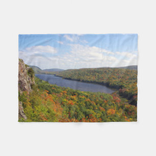 Lago no cobertor de velo das nuvens