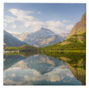 Lago Swiftcurrent com o hotel Many Glacier e