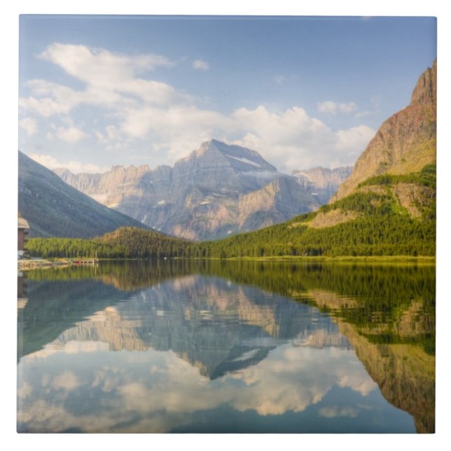Lago Swiftcurrent com o hotel Many Glacier e (Frente)