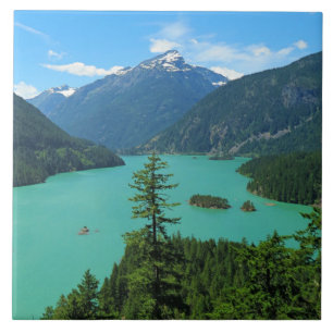 Lago Turquesa da Montanha Snowy em Washington