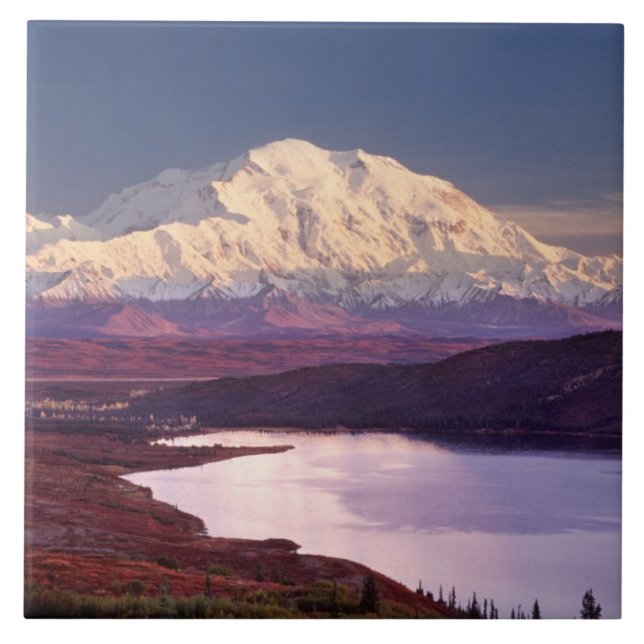 Lago Wonder e Mt. Denali ao nascer do sol no (Frente)