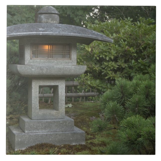 Lâmpada de pedra iluminada no Jardim Japonês (Frente)