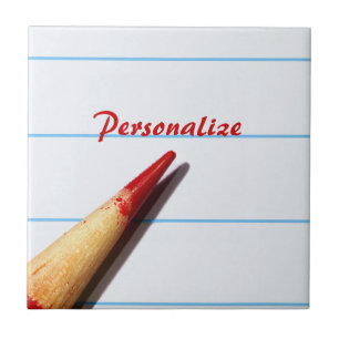 Lápis vermelho do professor no papel alinhado com