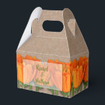 Laranja Tulips Kraft Caixas de Favor Gable<br><div class="desc">Um monte de tulipas laranja rodeia um papel kraft com formato Gable Party Favor Box. Personalize com o seu texto. Clique no botão PERSONALIZAR para ALTERAR as fontes e as cores da fonte. COORDENANDO itens disponíveis em nossa loja. Convites de casamento, Cartões RSVP, Cartões de Recepção, Obrigado Notas e muito...</div>