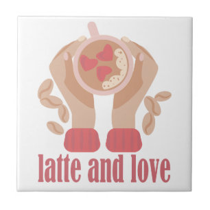 Latite e xícara de amor, mãos e café