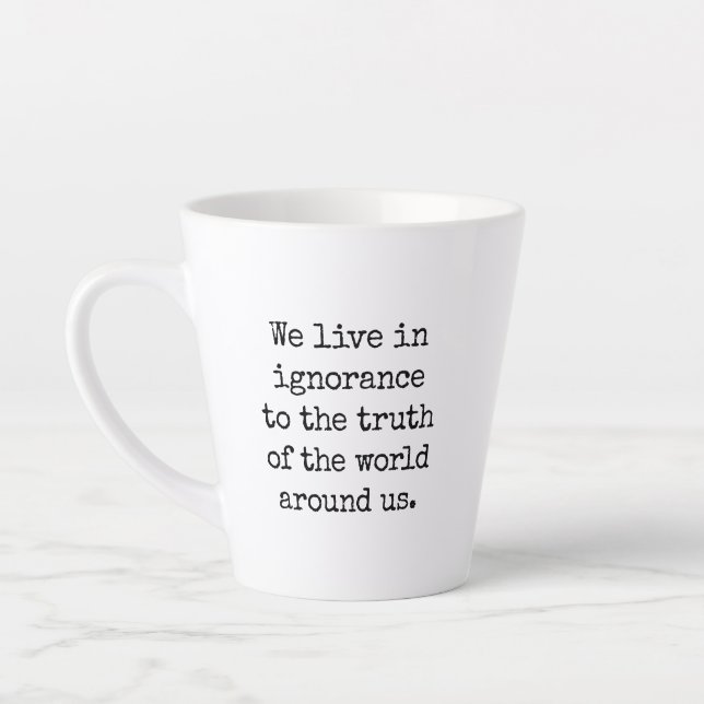 Latte Caneca de Café com a Letra Viva em Ignorância (Esquerda)