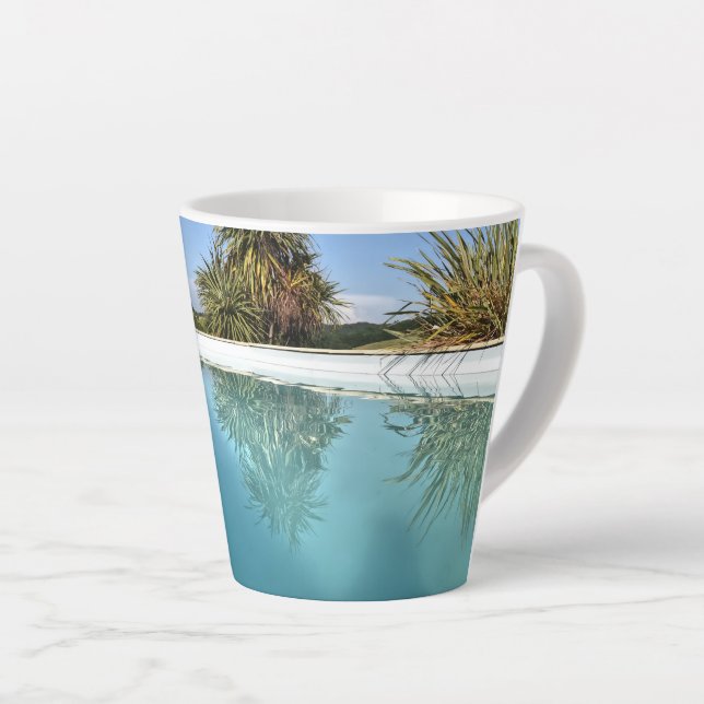 Latte Caneca de Café com Tons Azuis (Ângulo direito)