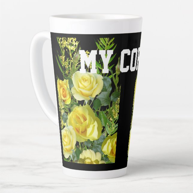 Latte Imagem de Flor Amarela Caneca de Café com Texto La (Ângulo esquerdo)