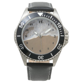 Lava branca oceânica no relógio de praia