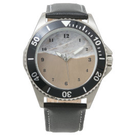 Lava branca oceânica no relógio de praia