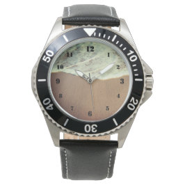 Lava branca oceânica no relógio de praia