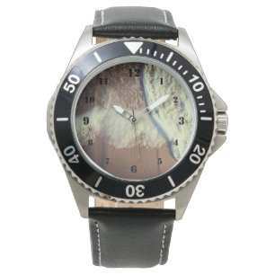 Lava branca oceânica no relógio de praia