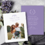Lavanda Monograma Cartões de agradecimentos de Cas<br><div class="desc">Expresse sua gratidão com nossa Lavanda Casamento Monograma Obrigado Cartões, com uma foto personalizável do casal feliz. Estas cartas mostram o design eterno com um monograma lavanda, iniciais e flores silvestres delicadas num fundo branco pristine. Perfeito para casais que buscam um modo clássico e elegante de expressar seus obrigados a...</div>