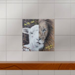 Leão de Aquarela e Lambe personalizáveis<br><div class="desc">Minha filha Emily pintou a aquarela representando Jesus como o Lion de Deus e o Leão da Tribo de Judah. A pintura original pendura em nossa casa e nos lembra de nosso Salvador e Rei. Que este azulejo de cerâmica de leão e borrego faça o mesmo por você e seus...</div>